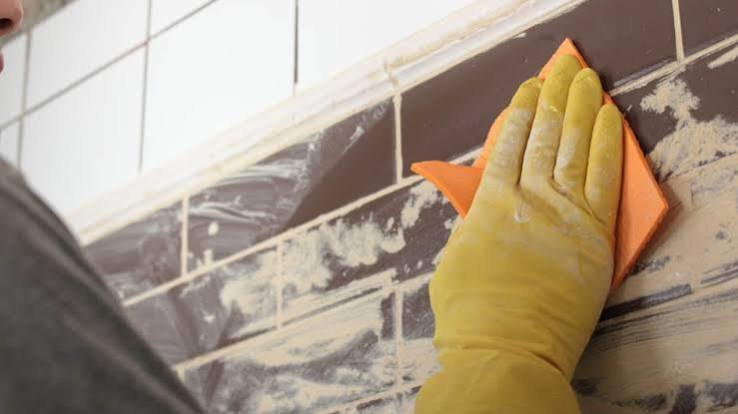 Remoção de rejunte e resíduo de obra do azulejo com esponja