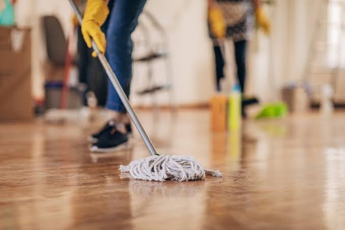 Limpeza final de piso pronto para receber a mudança
